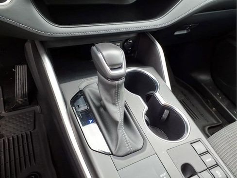 Used 2024 Toyota Highlander LE FWD image 27
