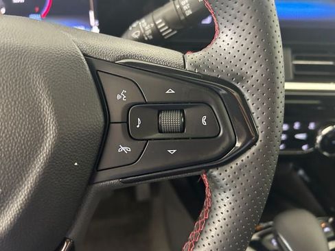 Used 2025 Chevrolet Trax RS w/ Sunroof Package FWD image 16