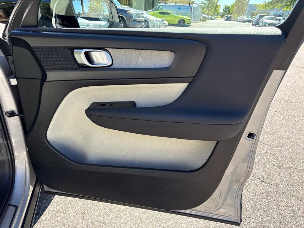 Used 2025 Volvo XC40 B5 Plus AWD/4WD image 38