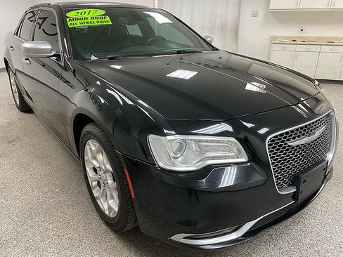 Used 2017 Chrysler 300 C Platinum image 3
