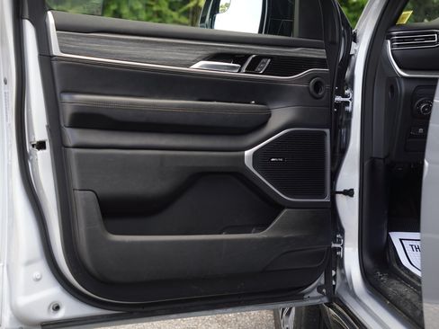 Used 2024 Jeep Wagoneer L Series II w/ Flexible Seating Group RWD image 12