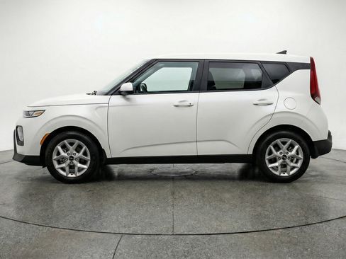Used 2025 Kia Soul LX w/ LX Technology Package FWD image 5