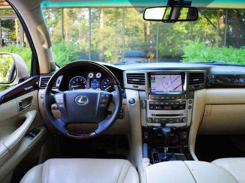 Used 2011 Lexus LX 570 4WD w/ Luxury Pkg image 20