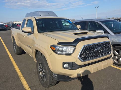 Used 2018 Toyota Tacoma TRD Sport image 2