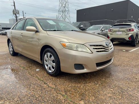Used 2011 Toyota Camry LE FWD image 2
