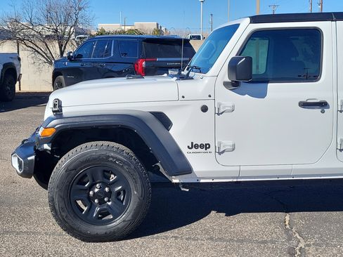 Used 2023 Jeep Gladiator Sport image 2