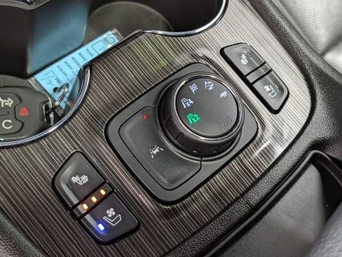 Certified 2023 GMC Acadia SLT w/ Technology Package AWD/4WD image 29