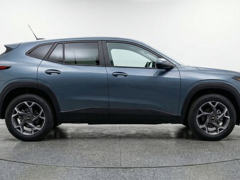 Used 2025 Chevrolet Trax LT w/ LT Convenience Package FWD image 11