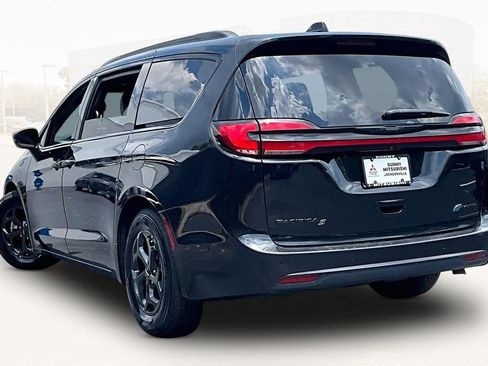 Used 2024 Chrysler Pacifica Premium FWD image 4
