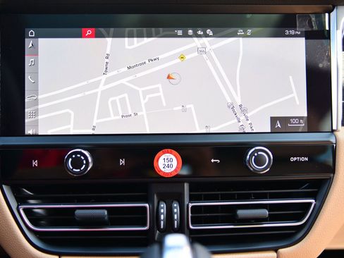 Certified 2025 Porsche Macan image 35