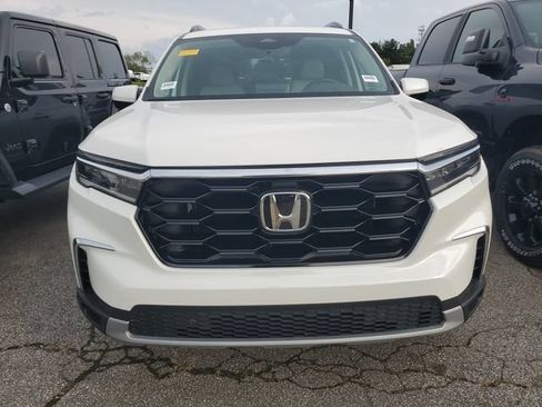Used 2024 Honda Pilot Touring image 2