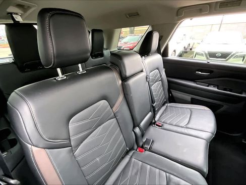 Used 2024 Nissan Pathfinder Platinum w/ Cargo Package image 18