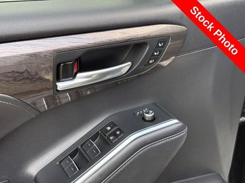 Used 2024 Toyota Highlander Limited image 19