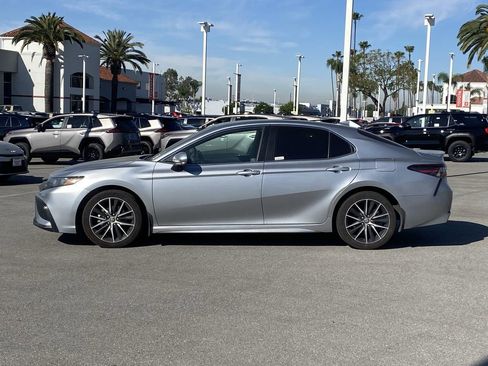 Used 2023 Toyota Camry SE image 2