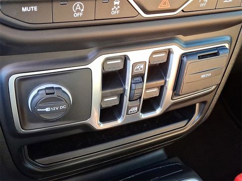 Used 2021 Jeep Wrangler Unlimited Sahara image 25