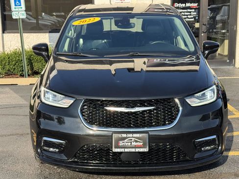 Used 2022 Chrysler Pacifica Touring-L image 6