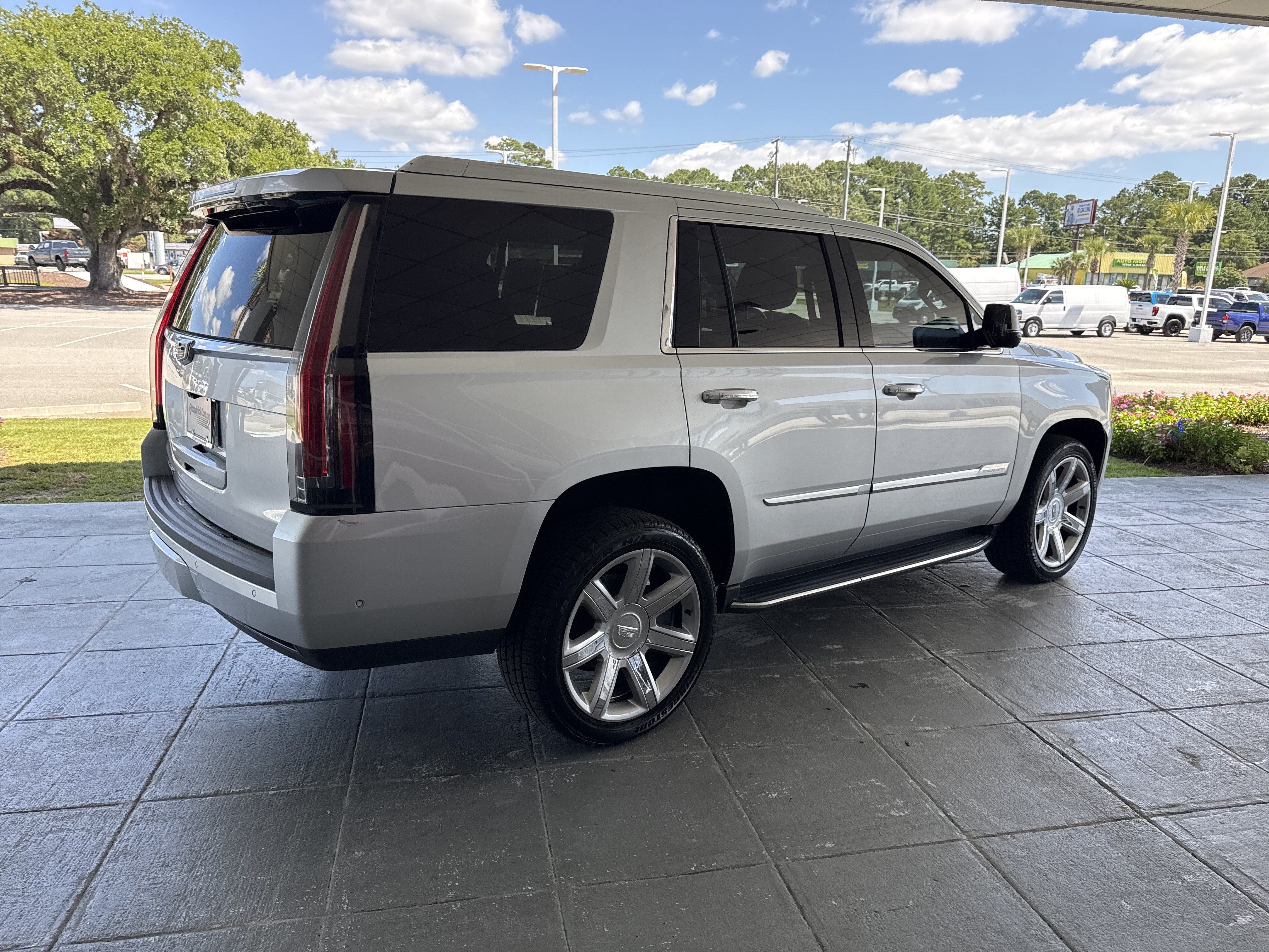 Used 2020 Cadillac Escalade Luxury AWD/4WD image 11