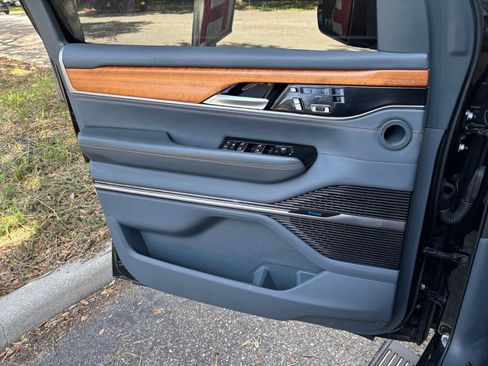 Used 2023 Jeep Grand Wagoneer Series II AWD/4WD image 18