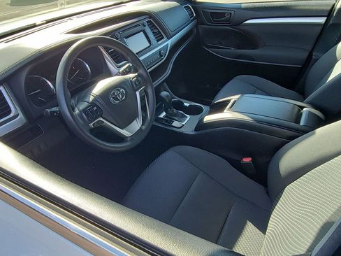 Used 2015 Toyota Highlander LE image 10