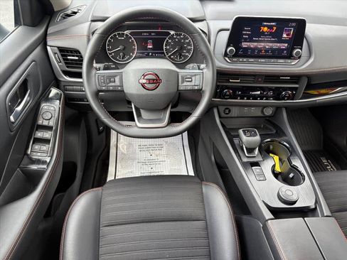 Used 2025 Nissan Rogue SV AWD/4WD image 4