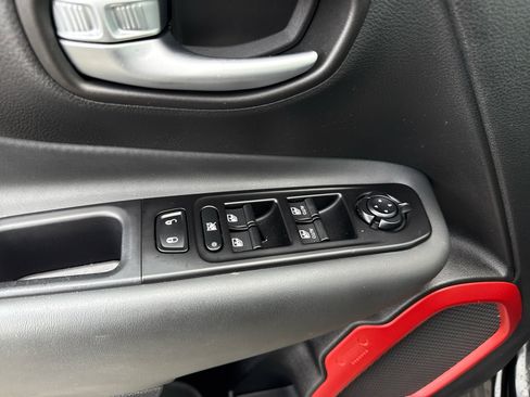 Used 2019 Jeep Renegade Trailhawk image 22