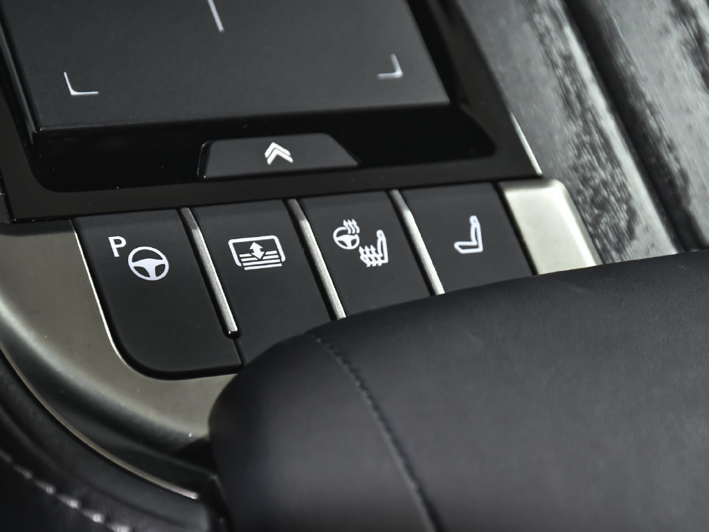 Used 2022 Lexus LS 500h AWD w/ Luxury Package image 39
