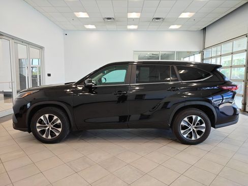 Used 2024 Toyota Highlander XLE FWD image 6