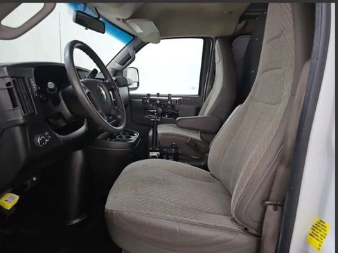 Used 2021 Chevrolet Express 2500 RWD image 7