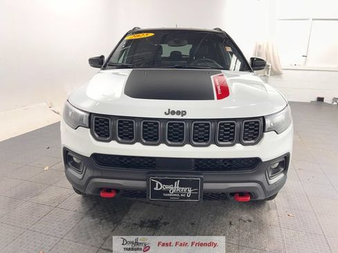 Used 2025 Jeep Compass Trailhawk AWD/4WD image 2