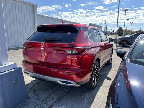 Used 2024 Mitsubishi Outlander SE Black Edition image 4