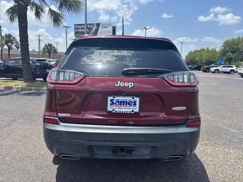 Used 2019 Jeep Cherokee Latitude Plus w/ Trailer Tow Group FWD image 4