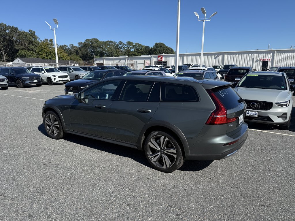 Used 2026 Volvo V60 B5 Cross Country Plus AWD/4WD image 3
