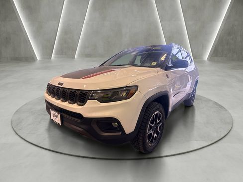 Used 2025 Jeep Compass Trailhawk w/ Trailer Tow Group AWD/4WD image 3