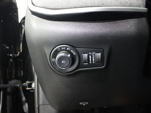 Used 2025 Jeep Compass Latitude AWD/4WD image 8