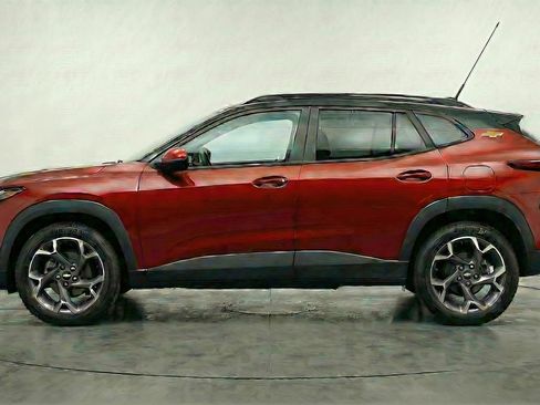 Used 2025 Chevrolet Trax LT FWD image 5