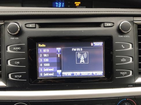 Used 2018 Toyota Highlander LE AWD/4WD image 25