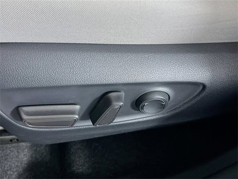 Used 2020 Toyota RAV4 XLE image 18