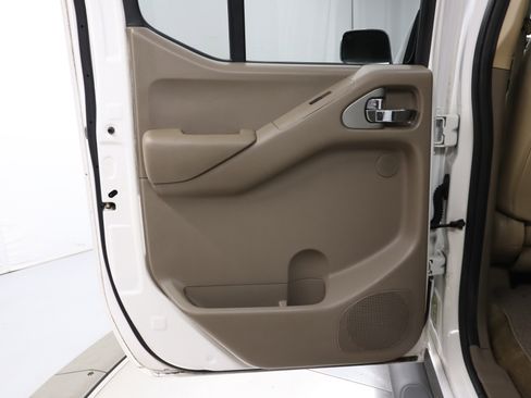 Used 2011 Nissan Frontier SL image 23