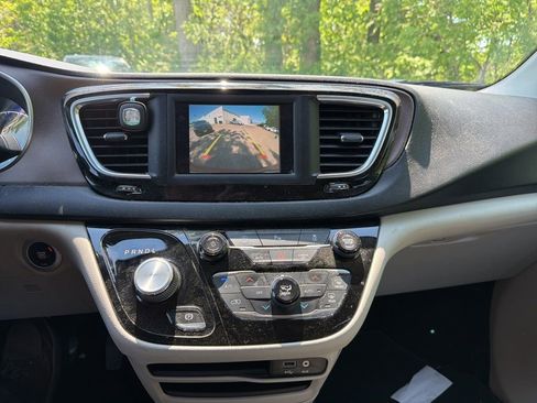 Used 2019 Chrysler Pacifica Touring-L FWD image 24