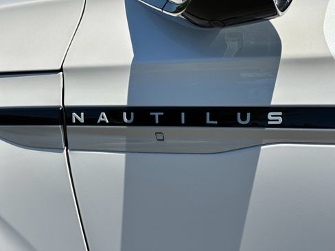 Used 2025 Lincoln Nautilus Reserve AWD/4WD image 33