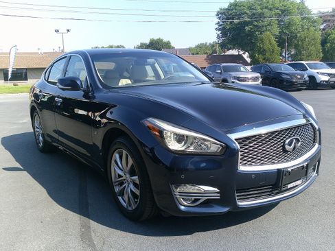 Used 2018 INFINITI Q70 Luxe w/ Cargo Package AWD/4WD image 8