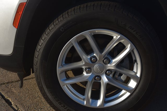 Used 2025 Jeep Grand Cherokee Laredo RWD image 10
