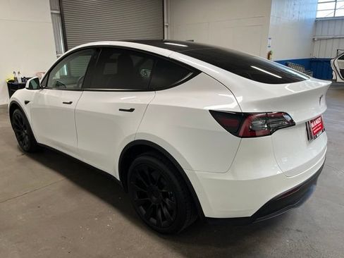Used 2022 Tesla Model Y Long Range AWD/4WD image 5