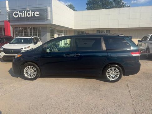 Used 2012 Toyota Sienna XLE FWD image 1