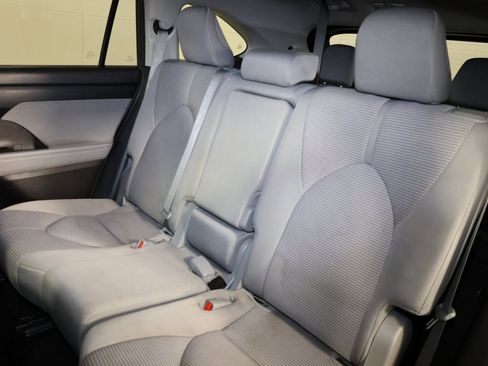Used 2023 Toyota Highlander LE FWD image 9