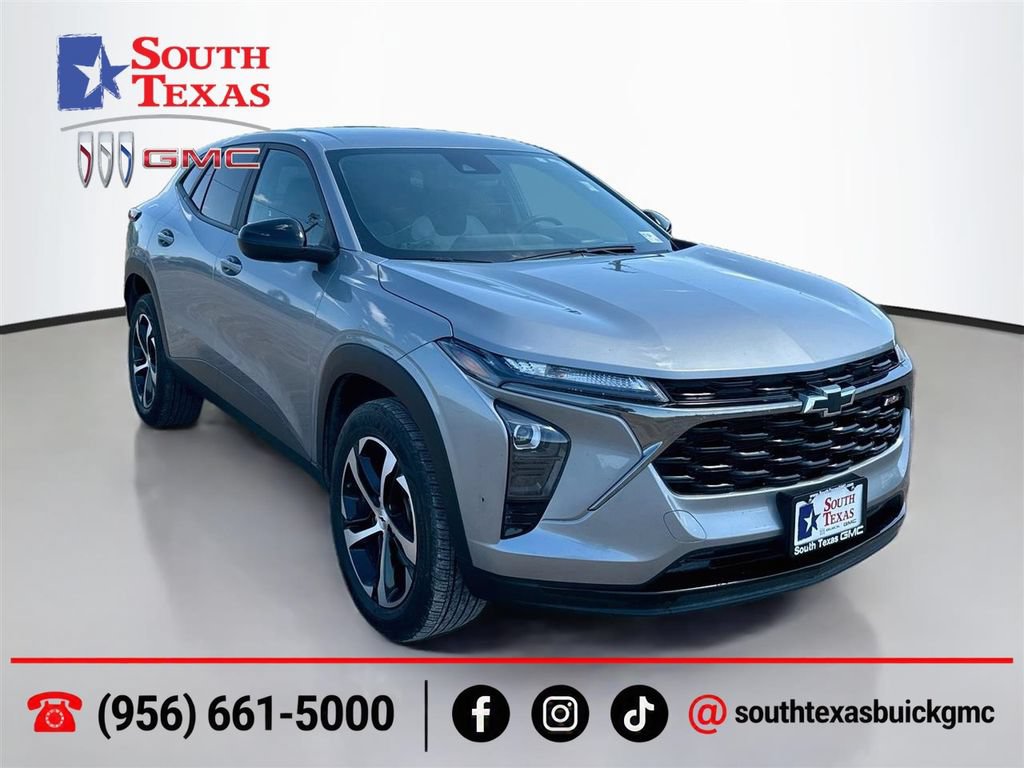 Used 2025 Chevrolet Trax RS w/ Driver Confidence Package FWD image 1