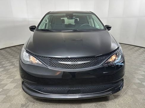 Used 2023 Chrysler Voyager LX image 8