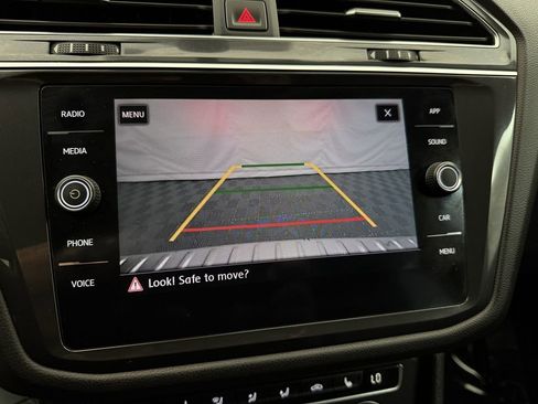 Used 2020 Volkswagen Tiguan SE w/ Panoramic Sunroof Package image 23