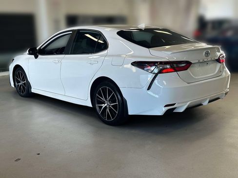 Used 2022 Toyota Camry SE FWD image 6