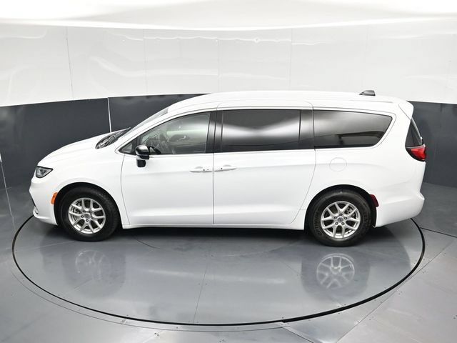 Certified 2024 Chrysler Pacifica Touring-L FWD image 55